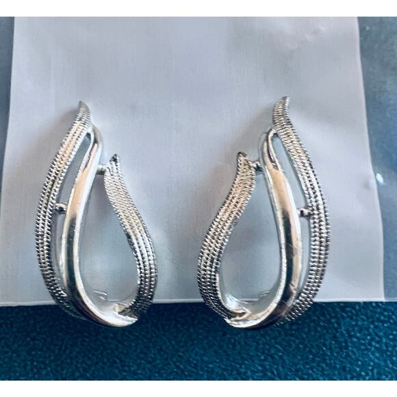 Vintage Sarah Coventry Clip-On Earrings Silver Tone Textured Teardrop Design - Picture 1 of 8